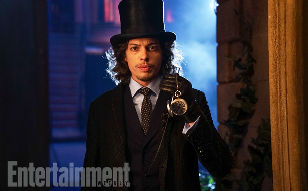 Gotham S3: First-look at Benedict Samuel in costume as the Mad Hatter